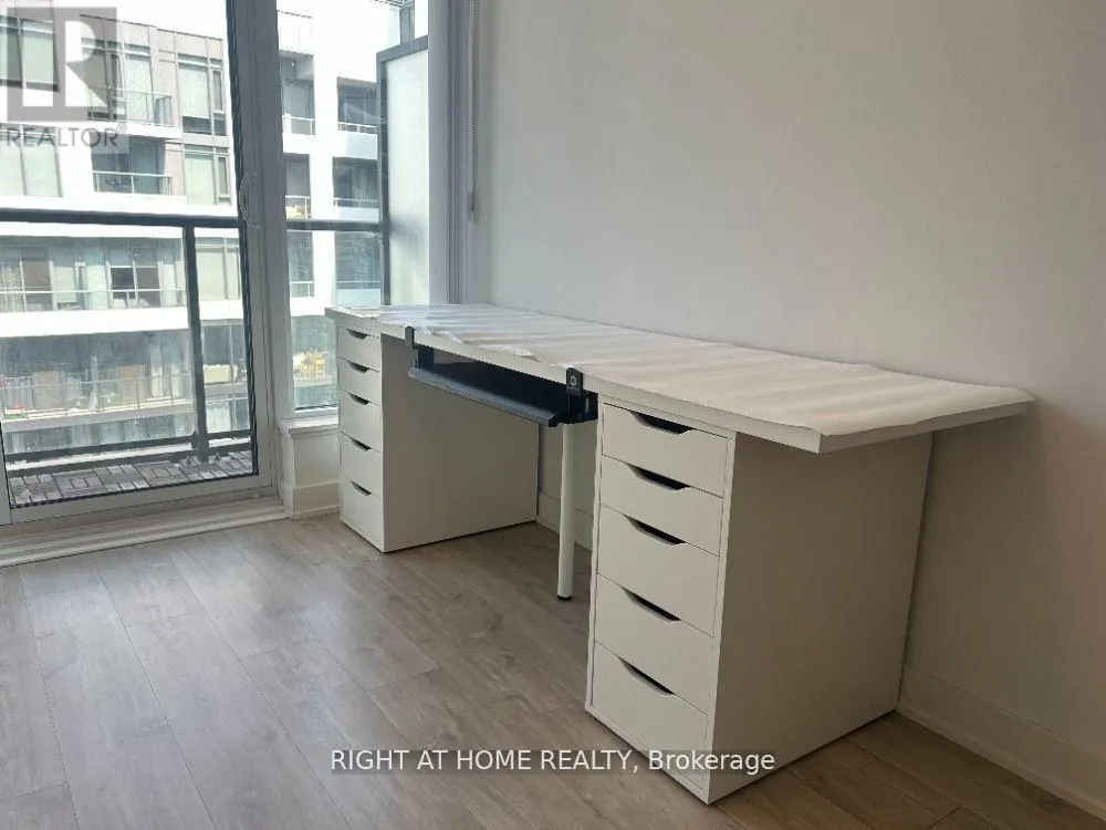 1715W - 27 BATHURST STREET
