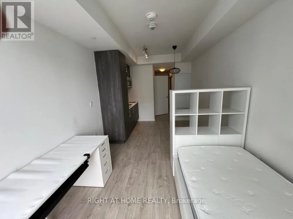 1715W - 27 BATHURST STREET