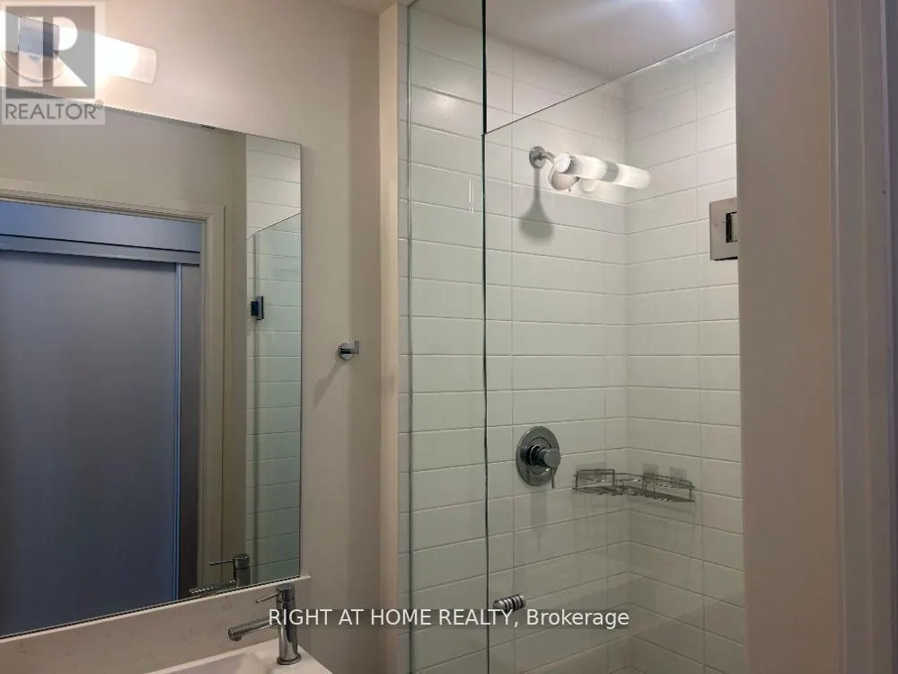 1715W - 27 BATHURST STREET