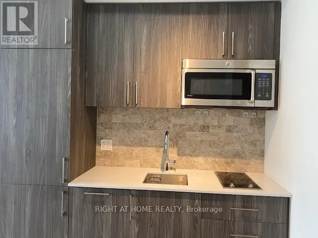 1715W - 27 BATHURST STREET