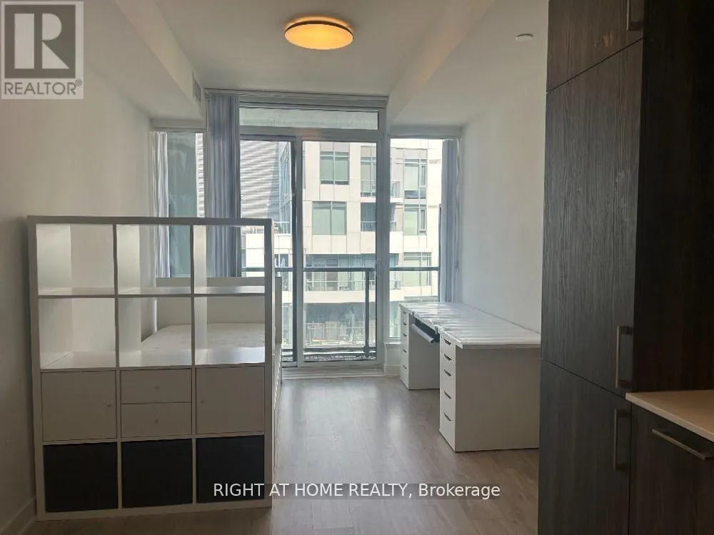 1715W - 27 BATHURST STREET