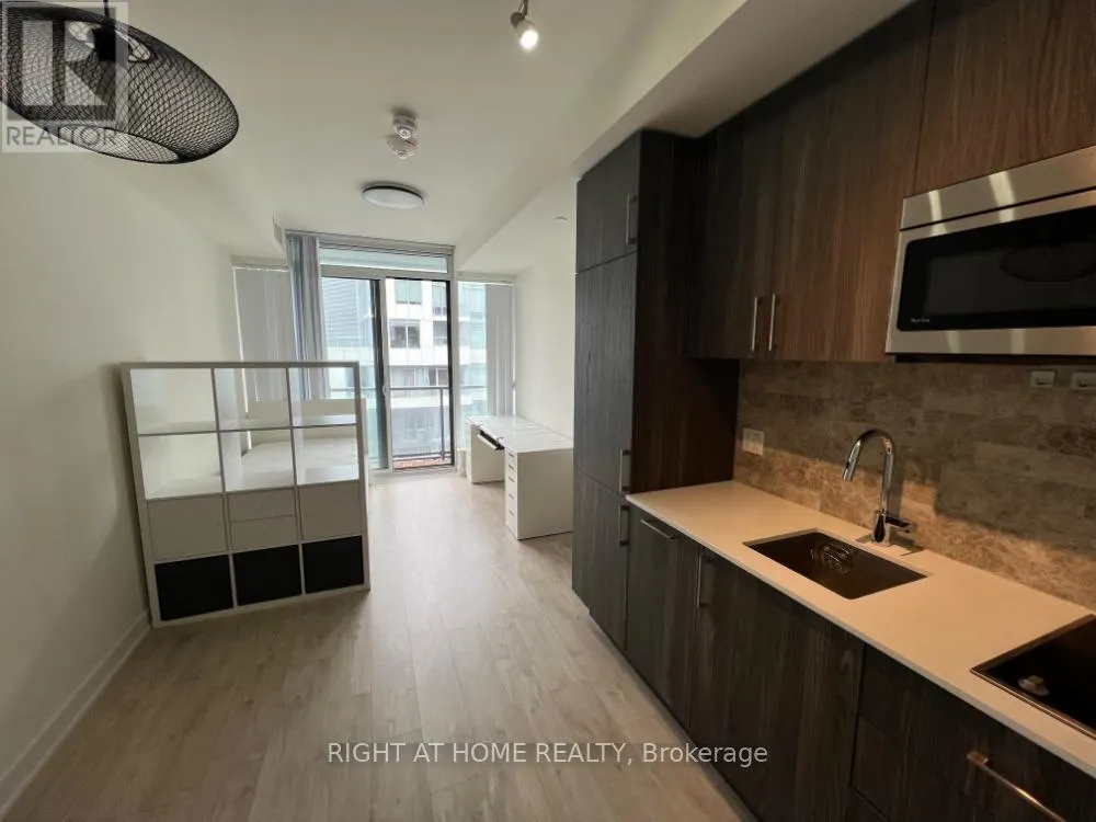 1715W - 27 BATHURST STREET