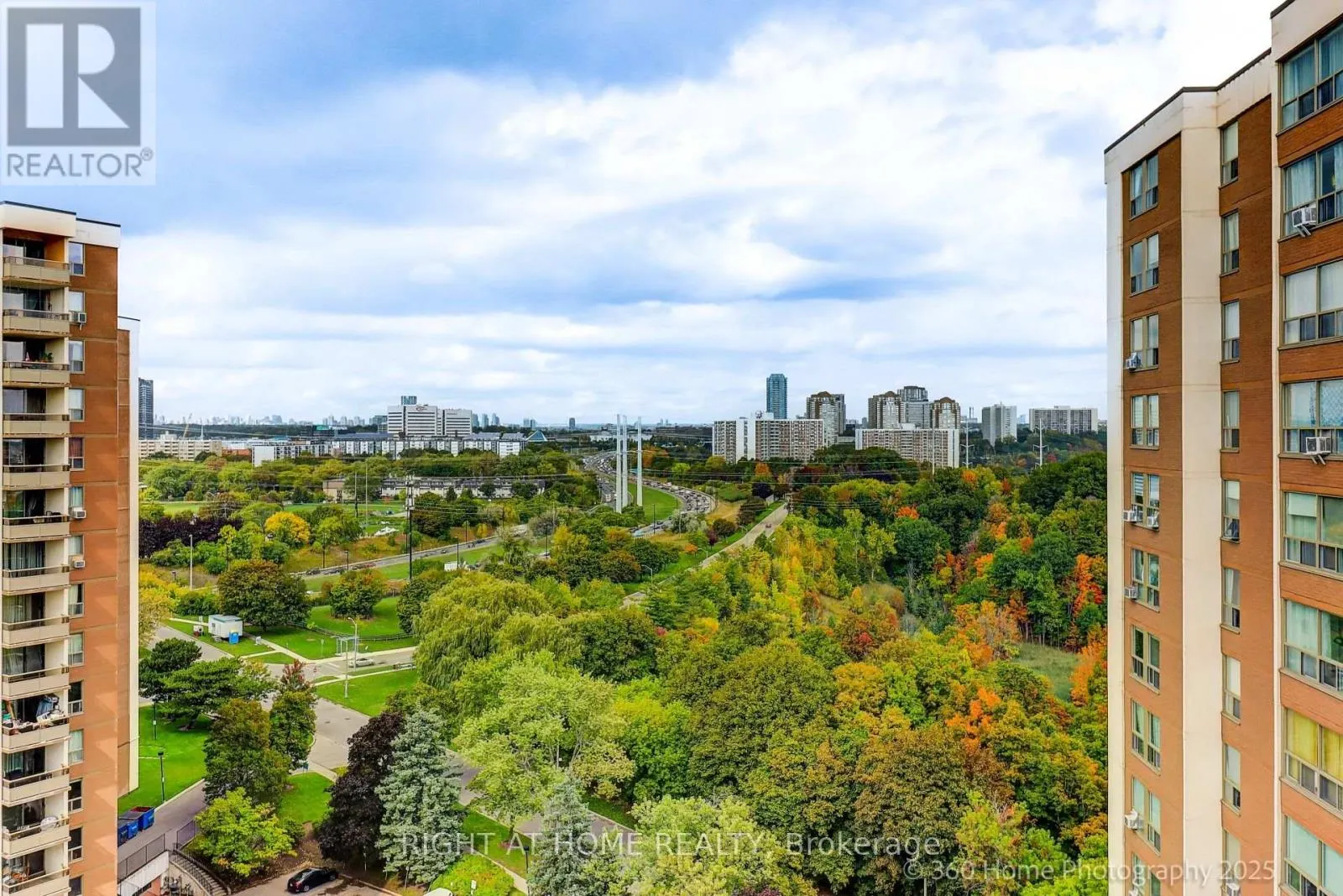 1709 - 60 PAVANE LINK WAY