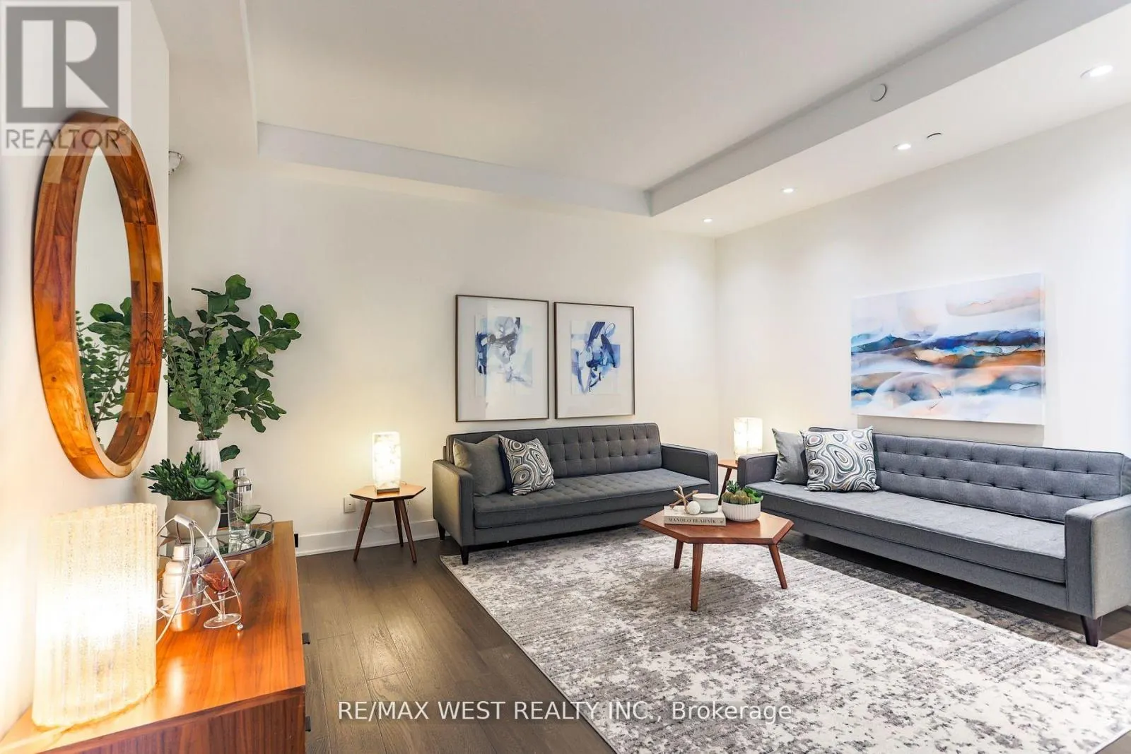 TH02 - 508 WELLINGTON STREET W