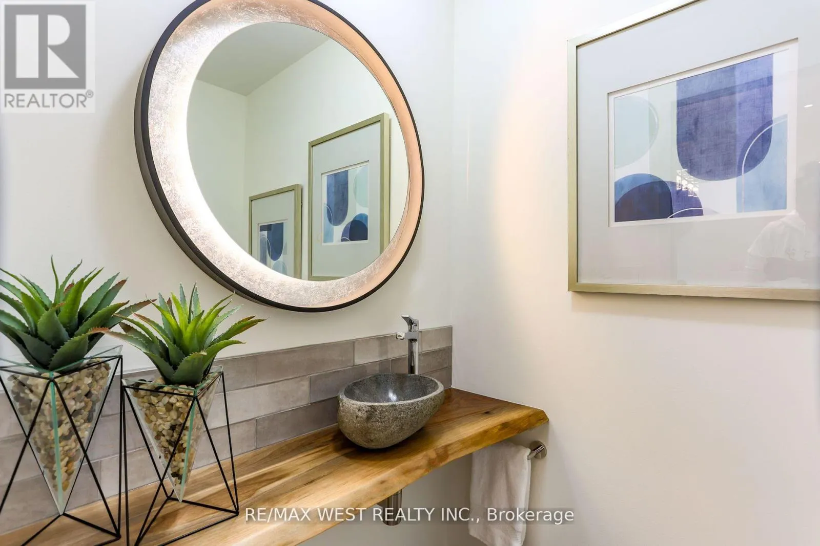 TH02 - 508 WELLINGTON STREET W