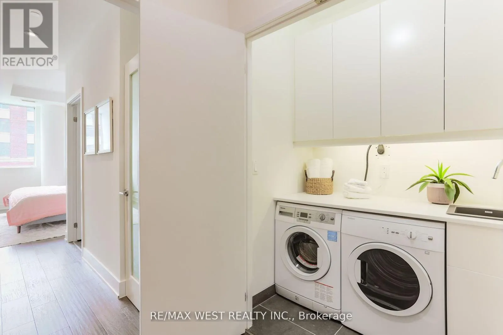 TH02 - 508 WELLINGTON STREET W