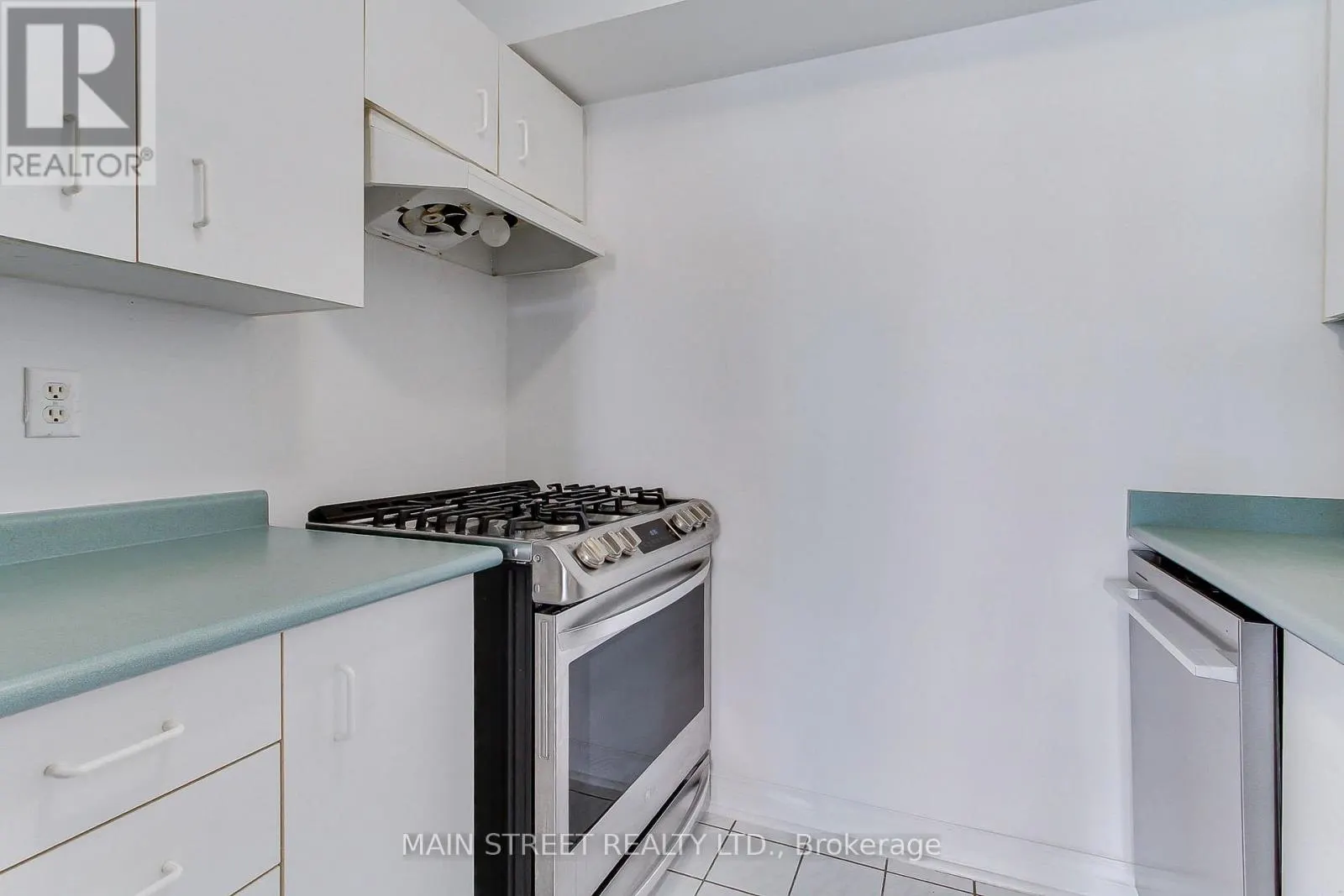 25 - 108 REDPATH AVENUE