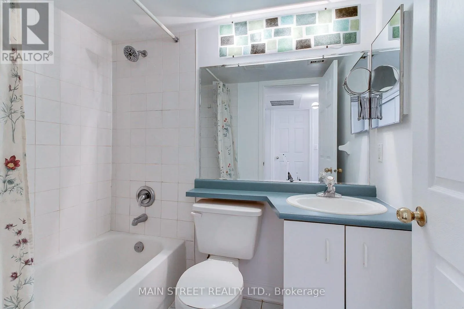 25 - 108 REDPATH AVENUE