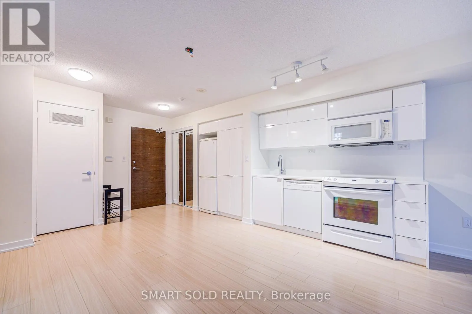 736 - 151 DAN LECKIE WAY