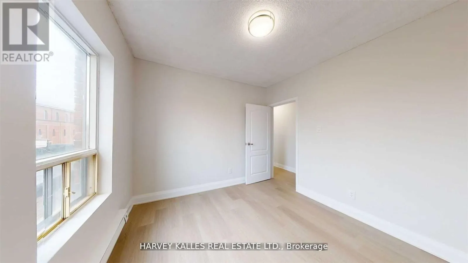 6 - 98 NORTHCLIFFE BOULEVARD