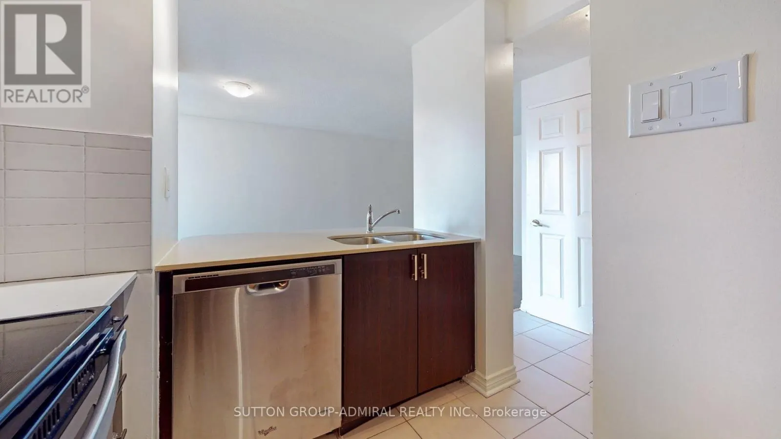 2407 - 736 BAY STREET