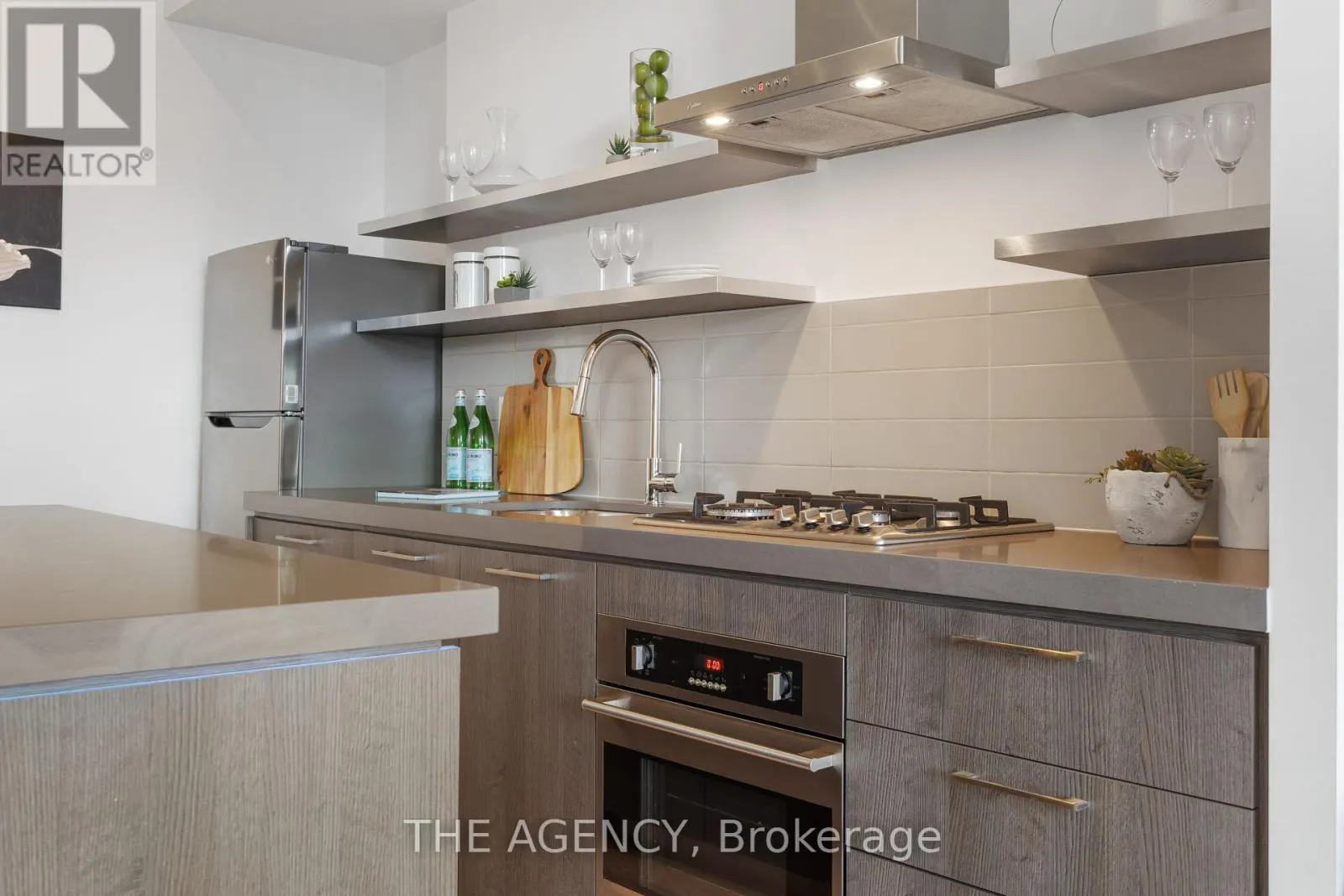 1011 - 560 KING STREET W