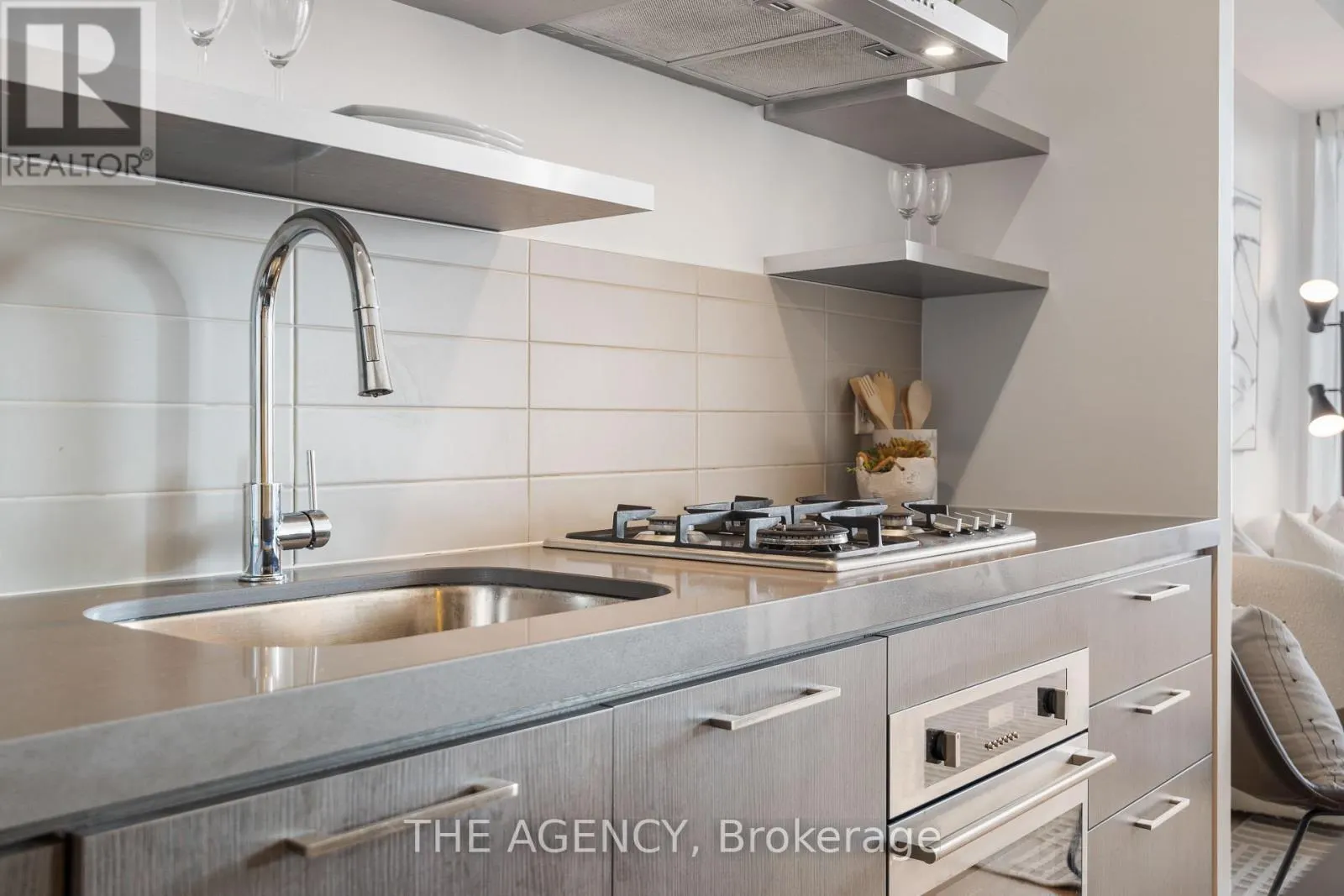 1011 - 560 KING STREET W