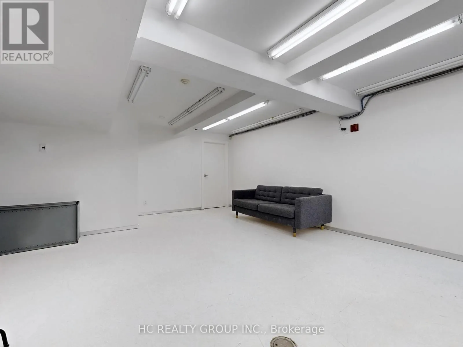 899 DUNDAS STREET W