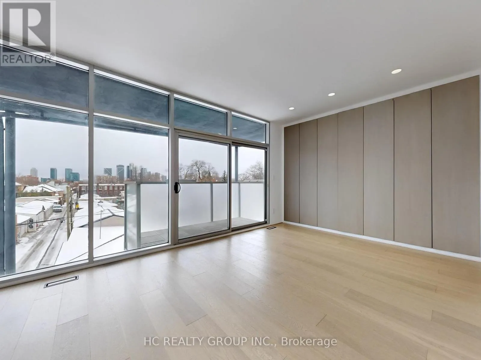 899 DUNDAS STREET W