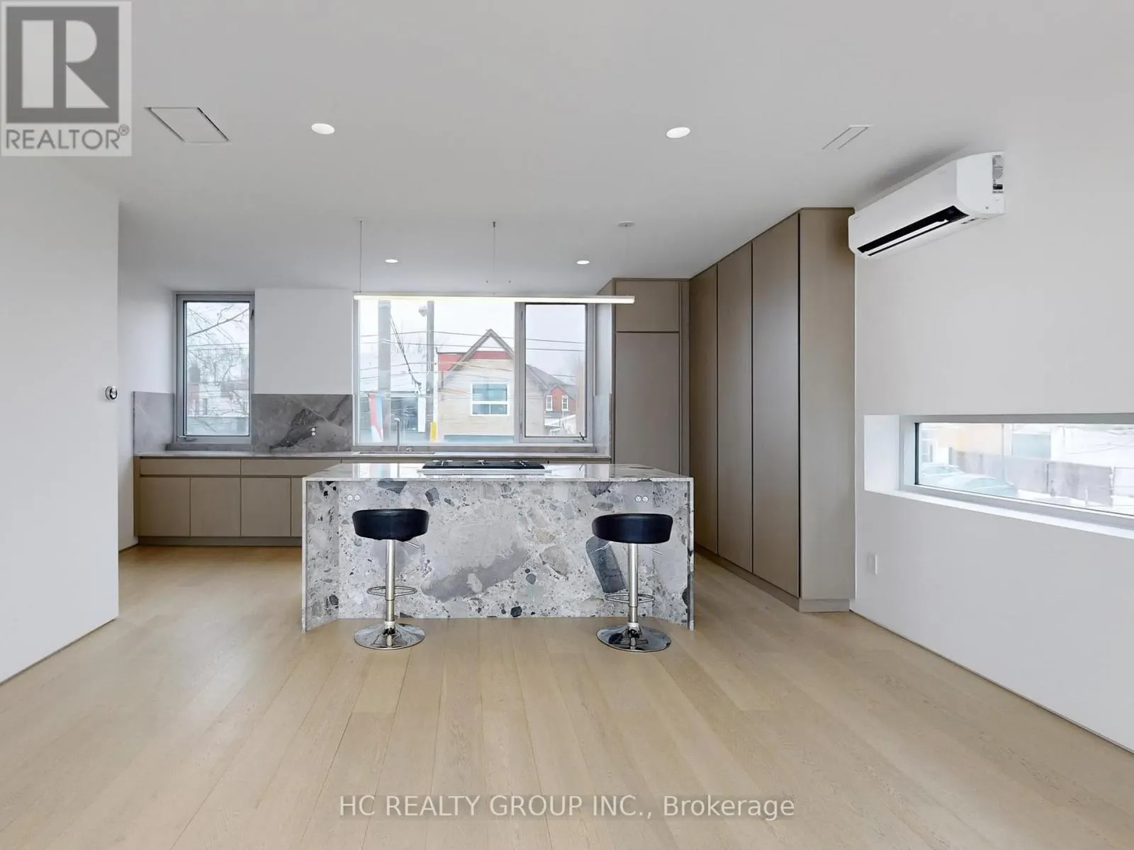 899 DUNDAS STREET W