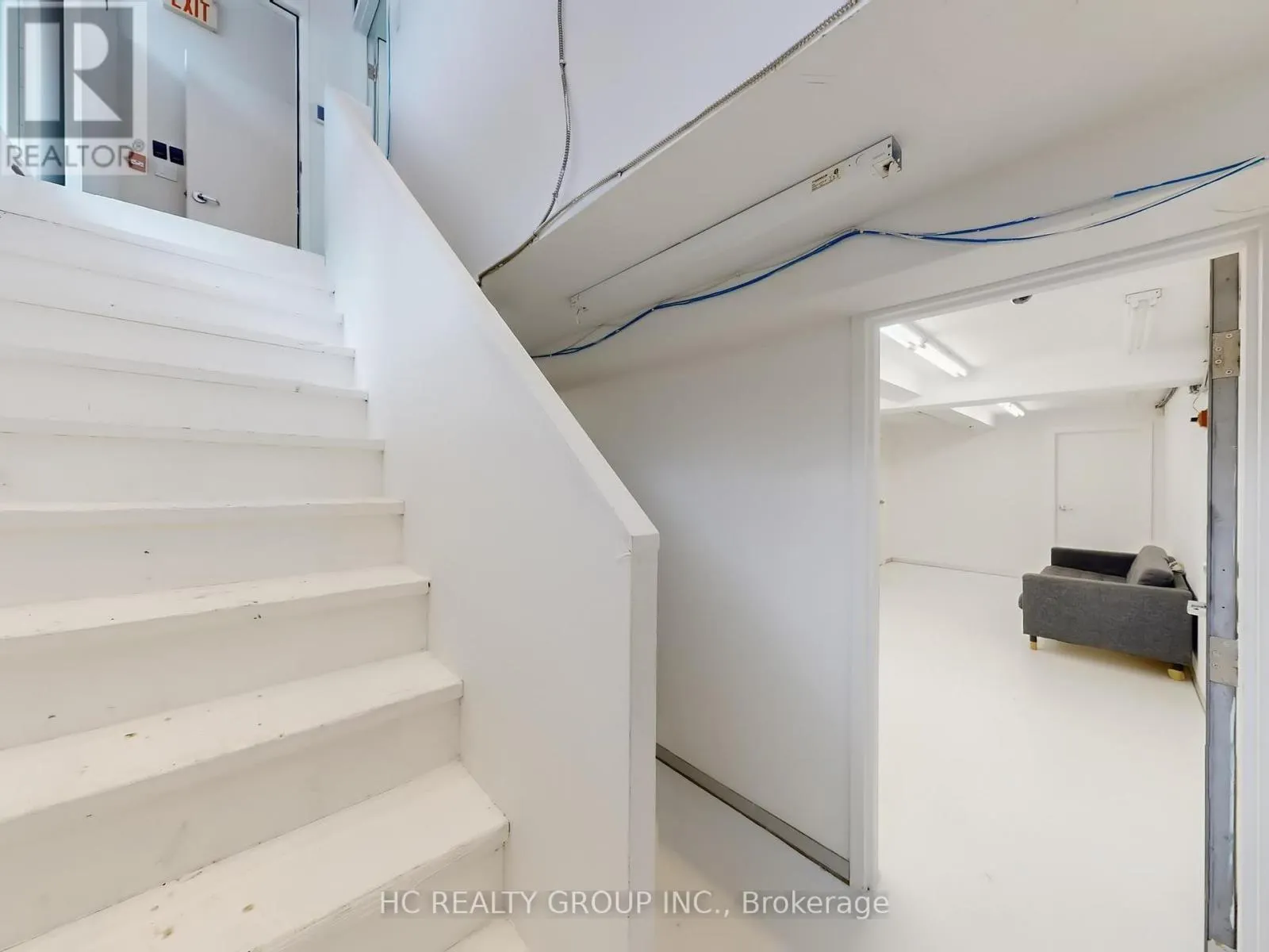 899 DUNDAS STREET W