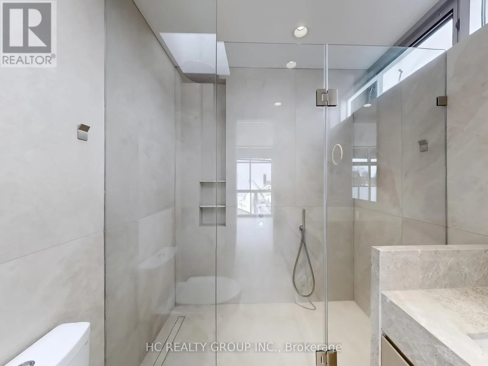 899 DUNDAS STREET W