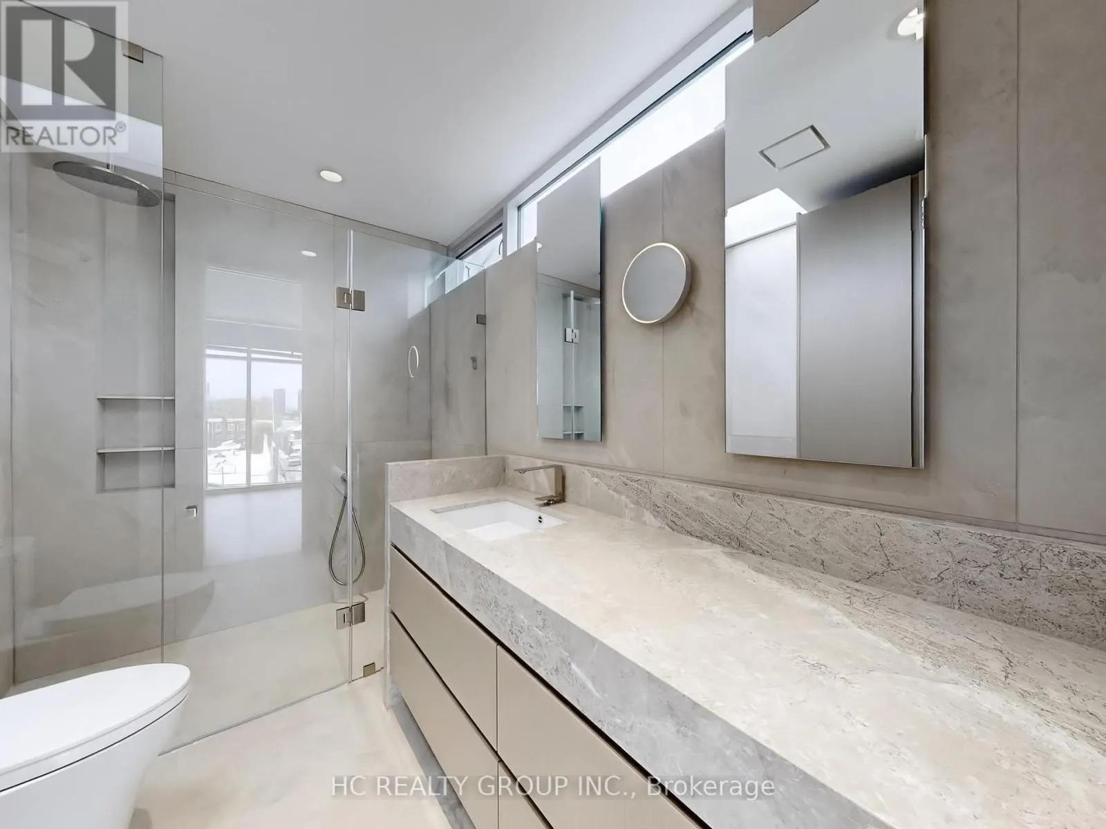 899 DUNDAS STREET W