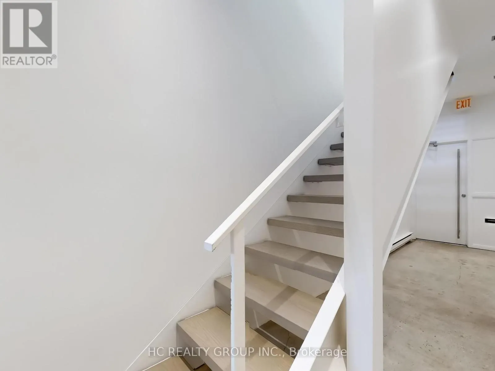 899 DUNDAS STREET W