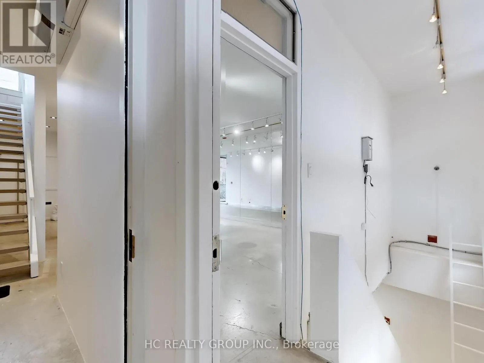 899 DUNDAS STREET W