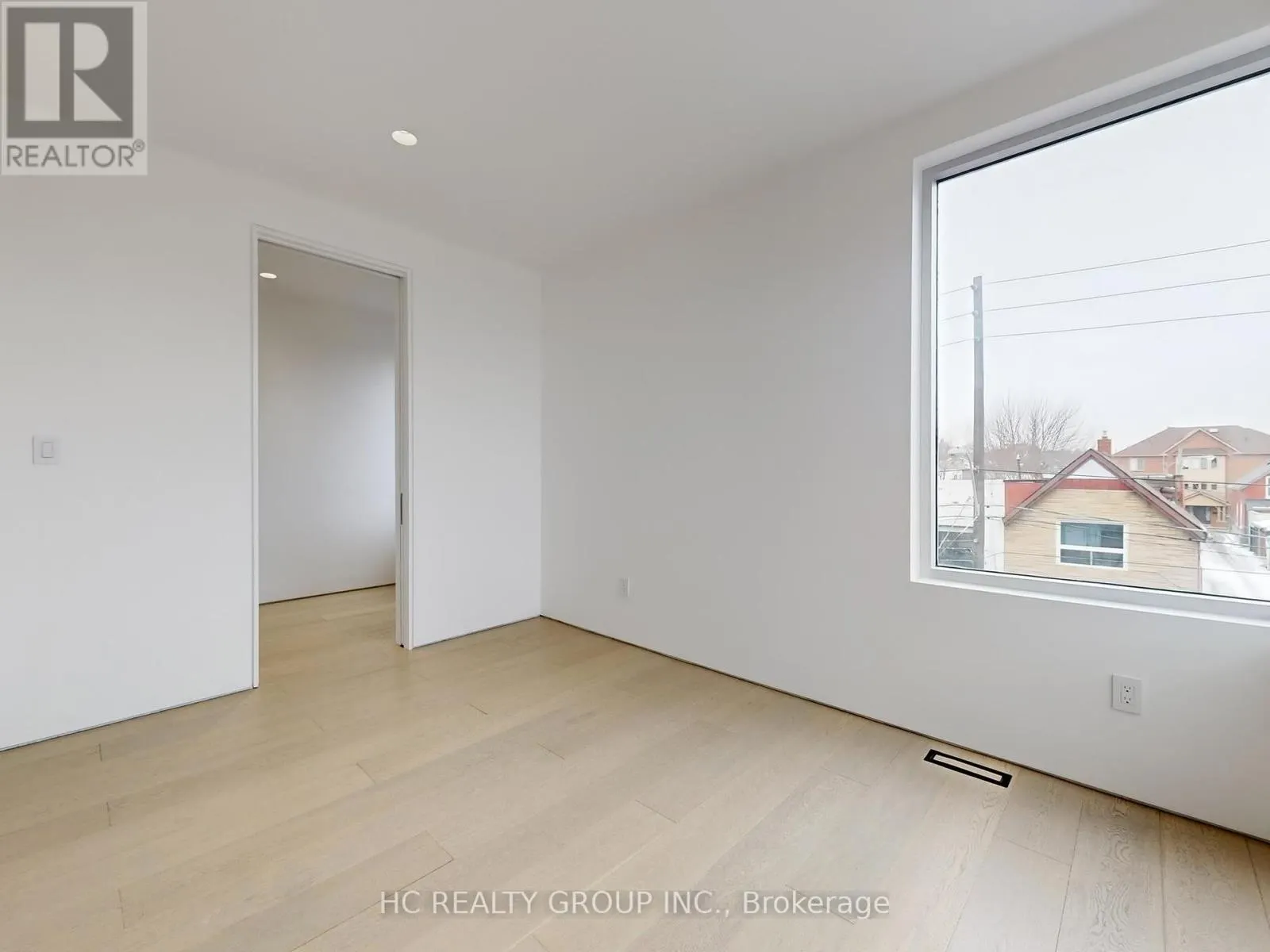899 DUNDAS STREET W