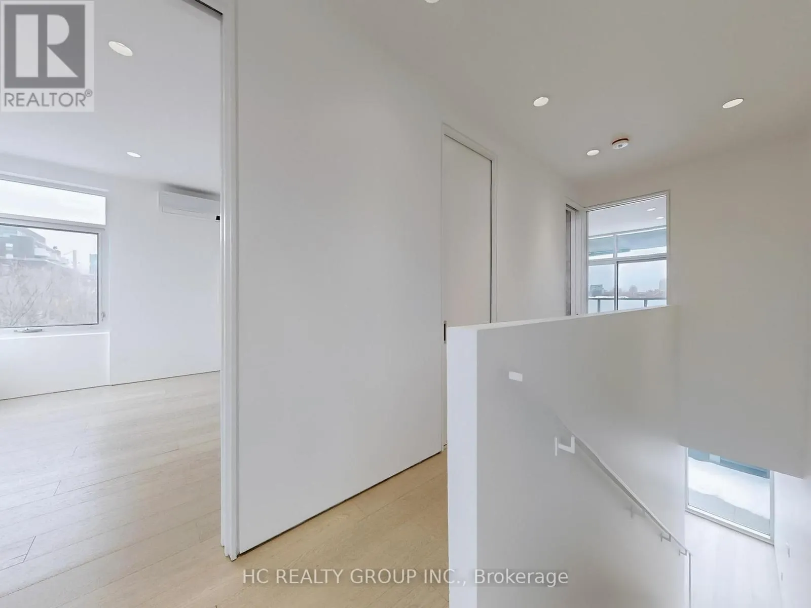 899 DUNDAS STREET W