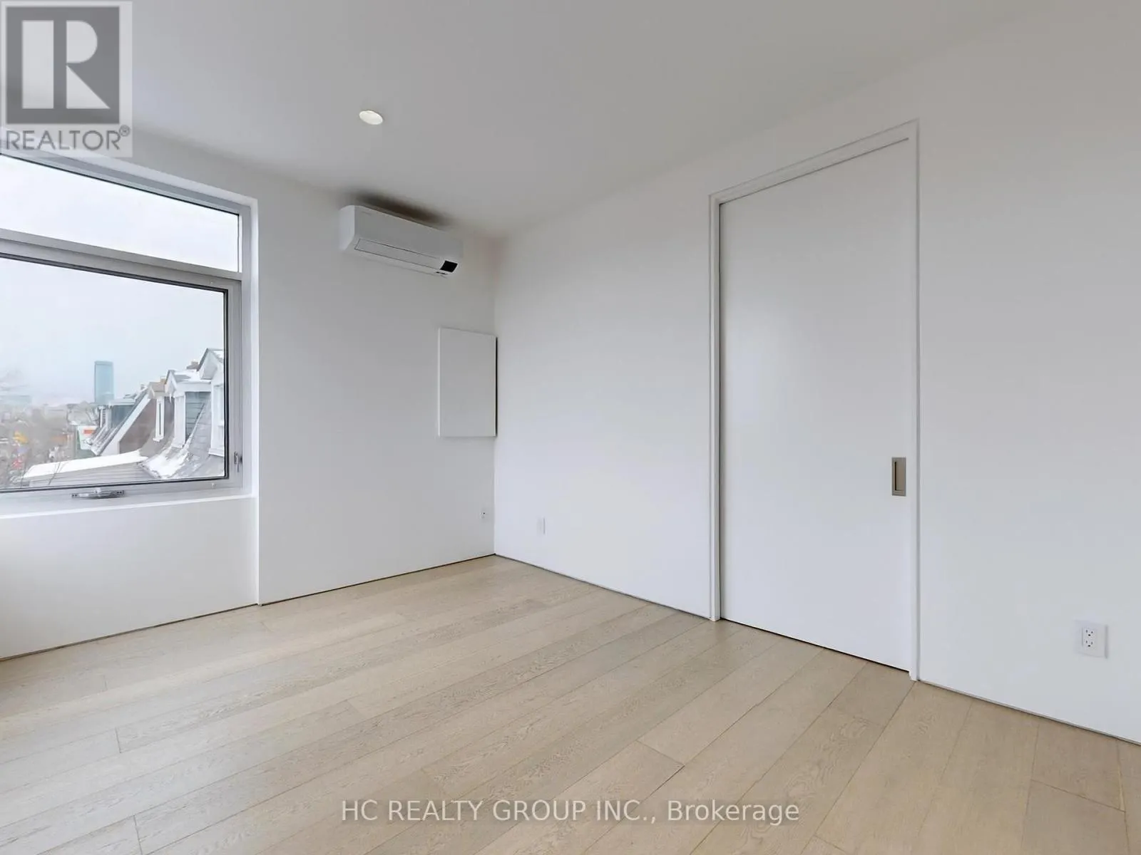 899 DUNDAS STREET W