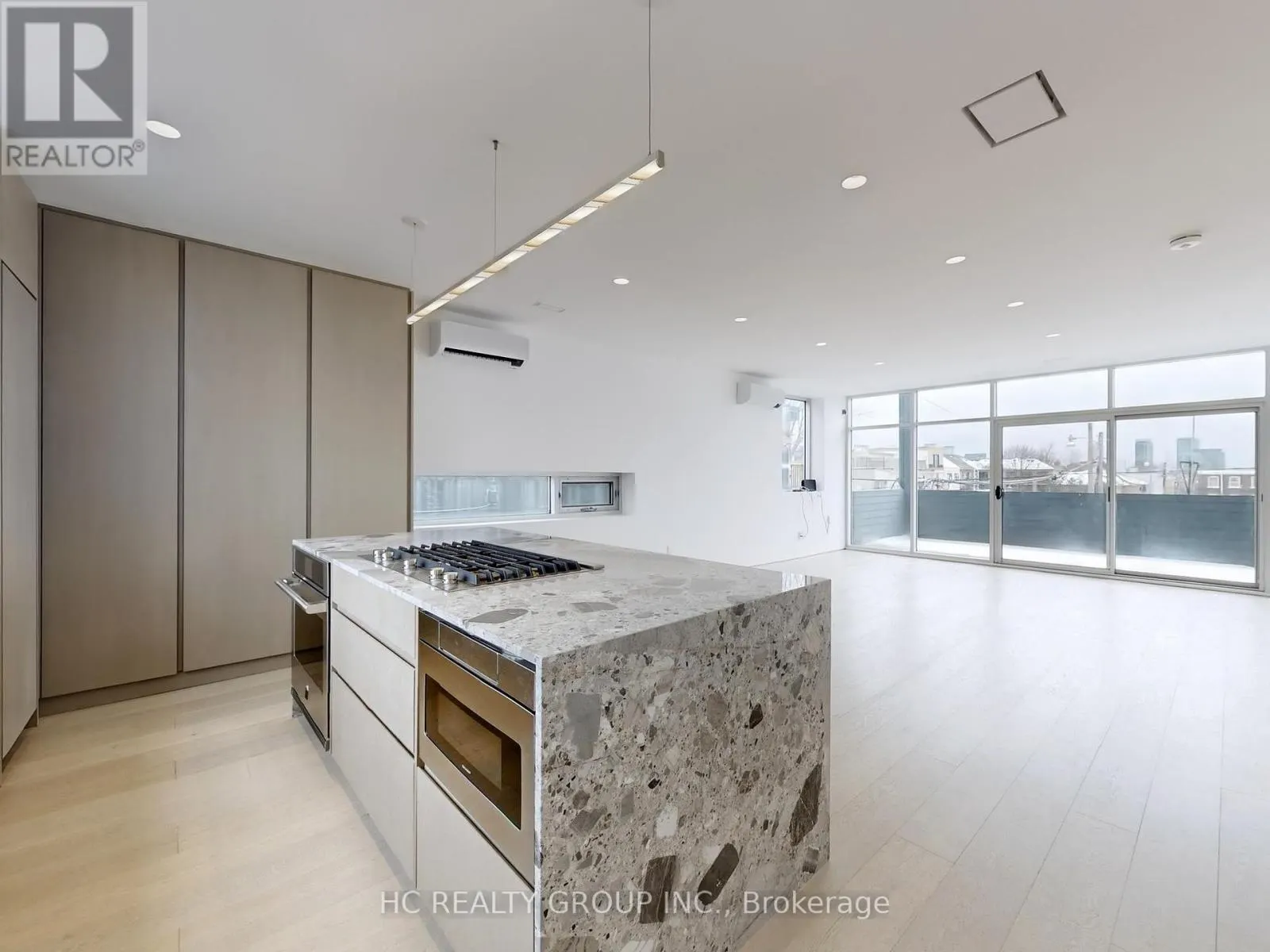 899 DUNDAS STREET W
