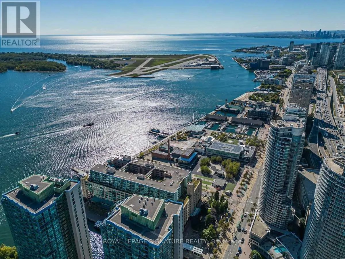 2816 - 33 HARBOUR SQUARE