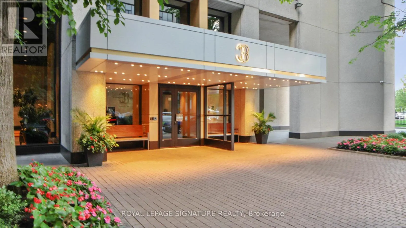 2816 - 33 HARBOUR SQUARE