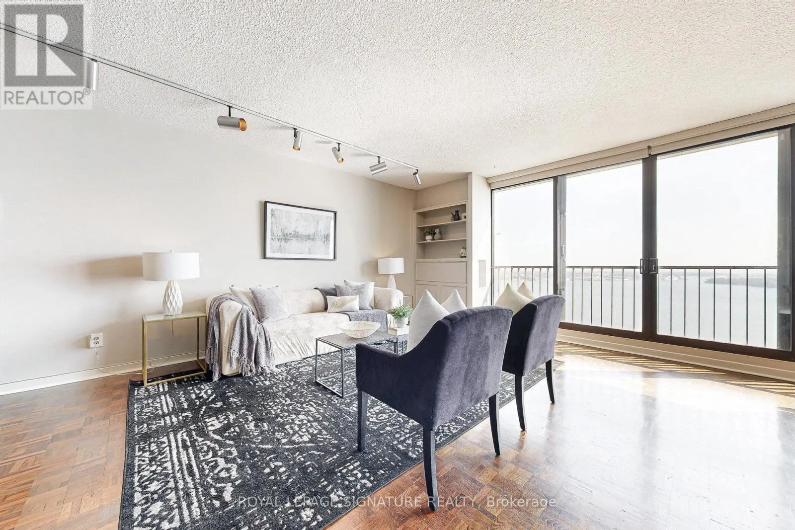 2816 - 33 HARBOUR SQUARE
