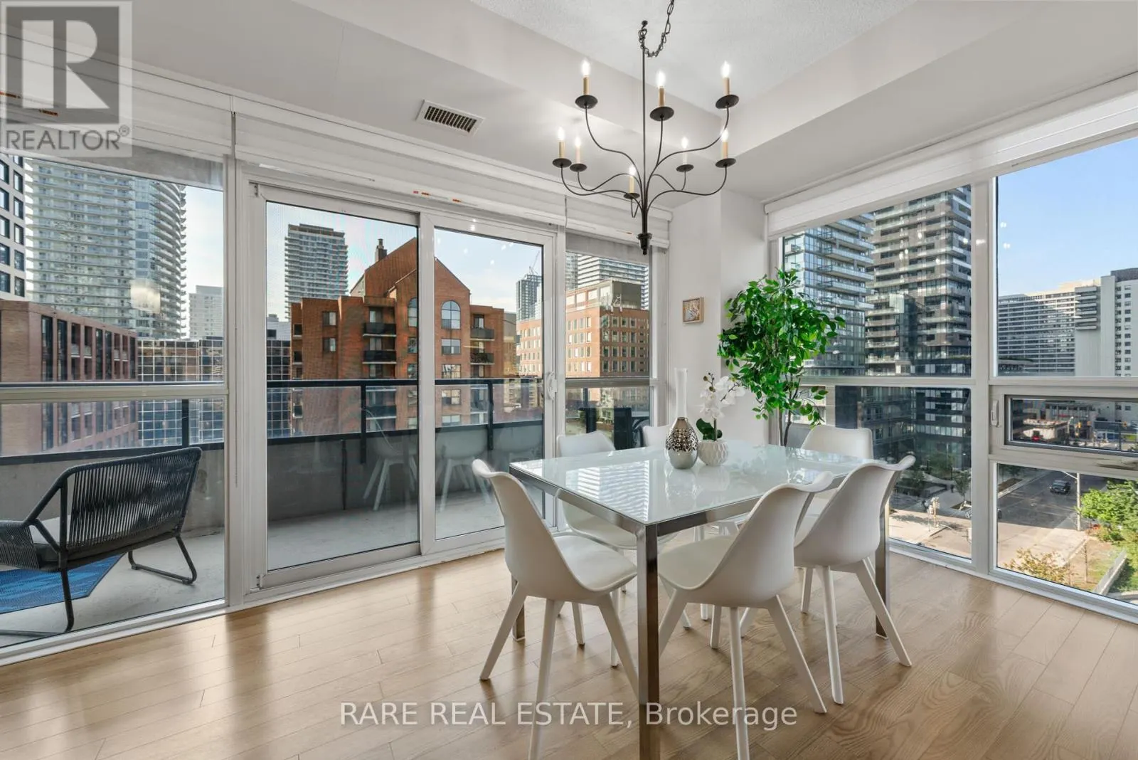 715 - 70 ROEHAMPTON AVENUE