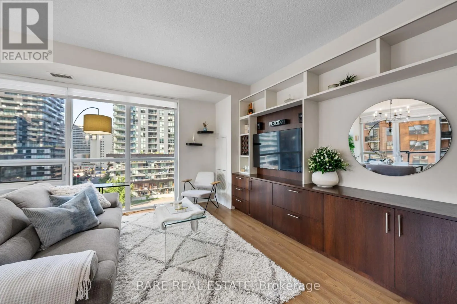 715 - 70 ROEHAMPTON AVENUE