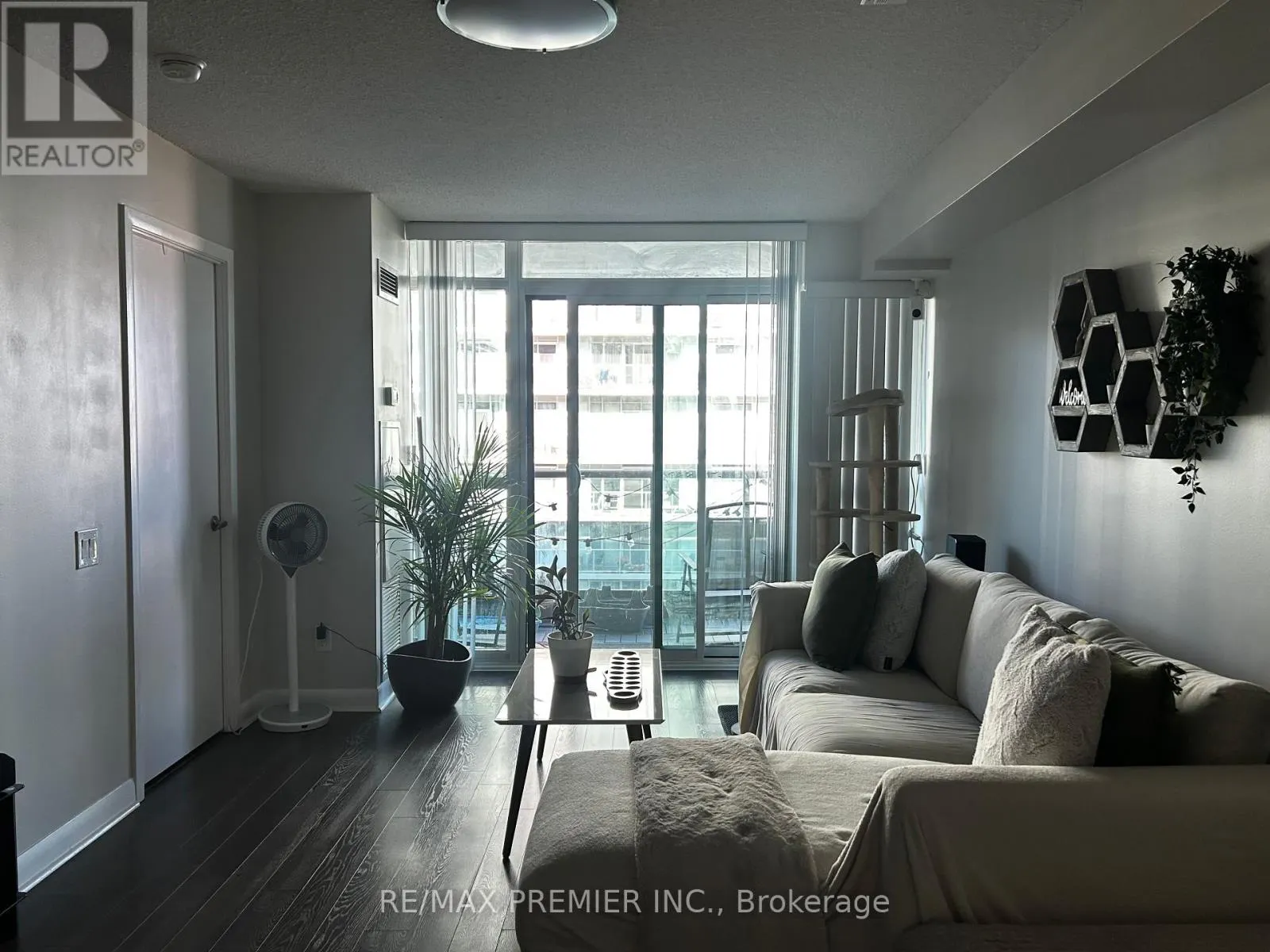 729 - 525 WILSON AVENUE
