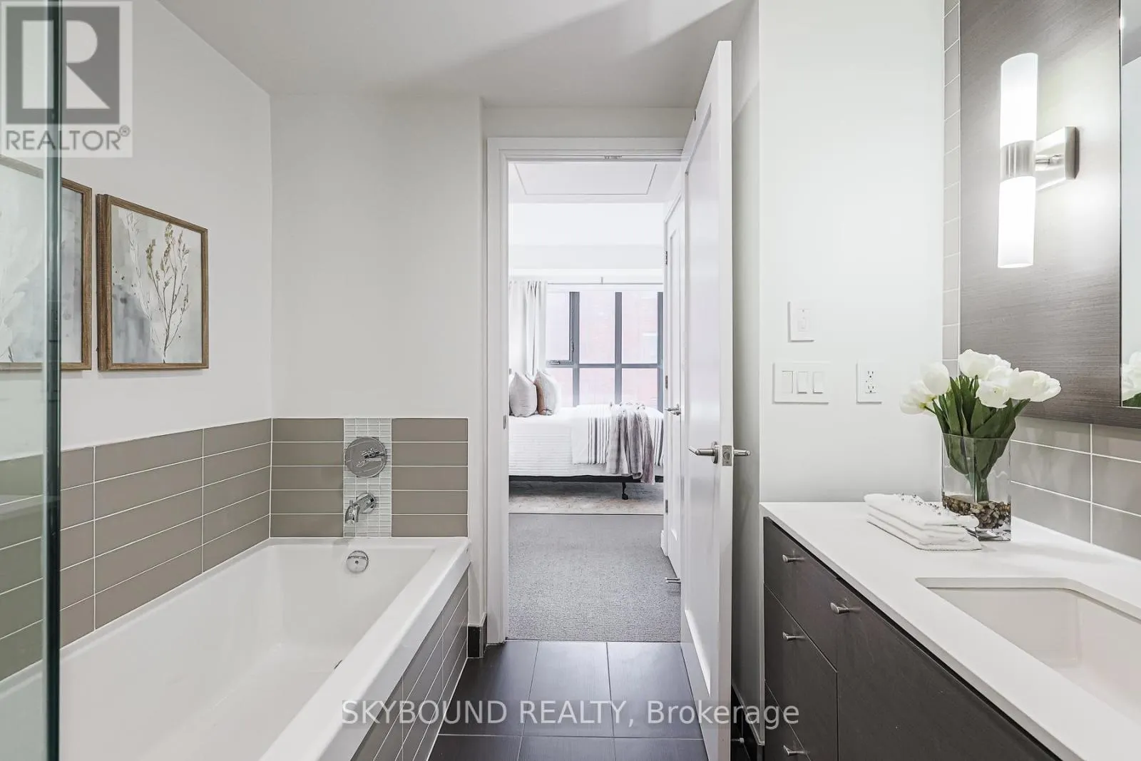 323 - 55 FRONT STREET E
