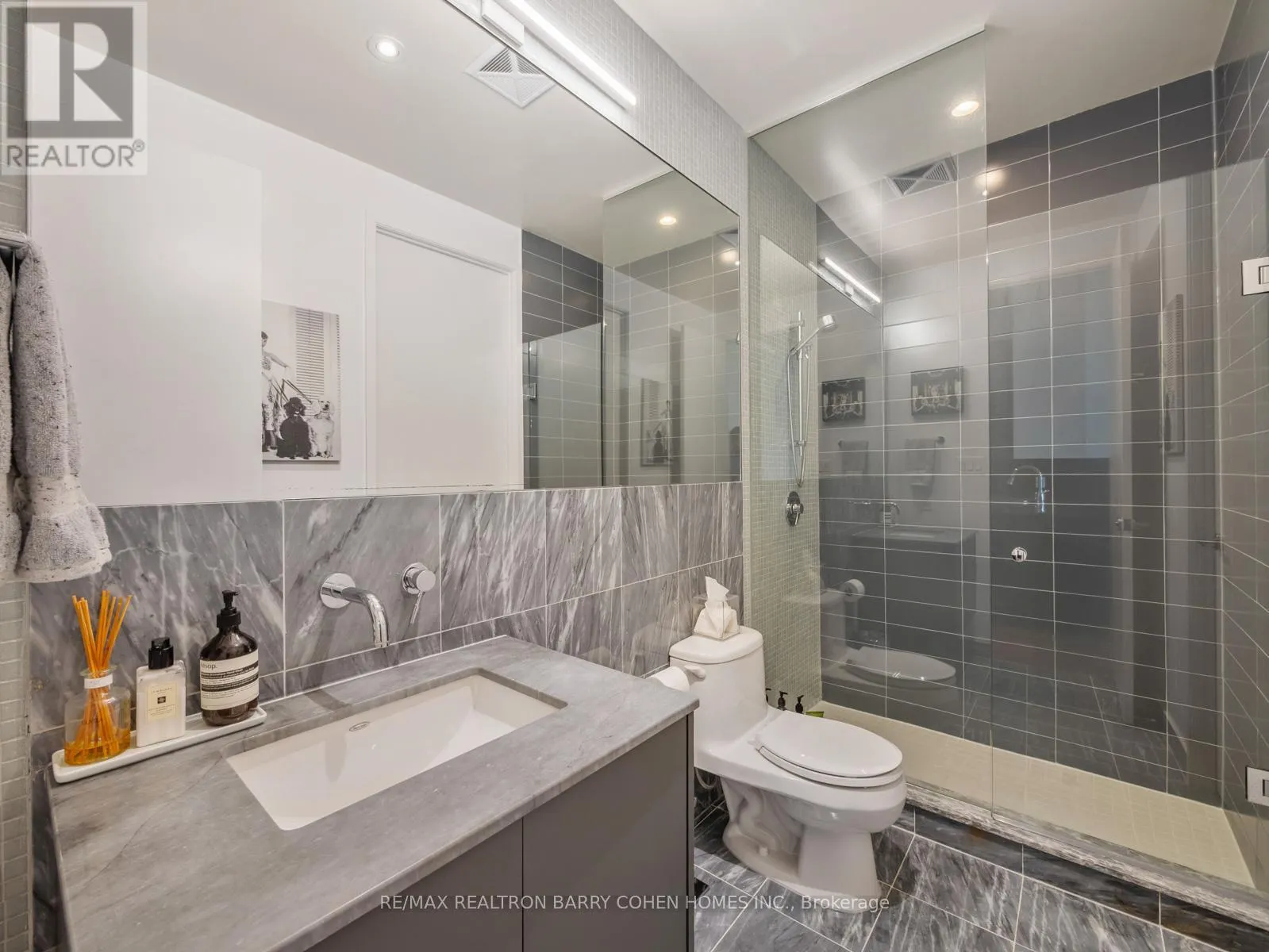 307 - 380 MACPHERSON AVENUE