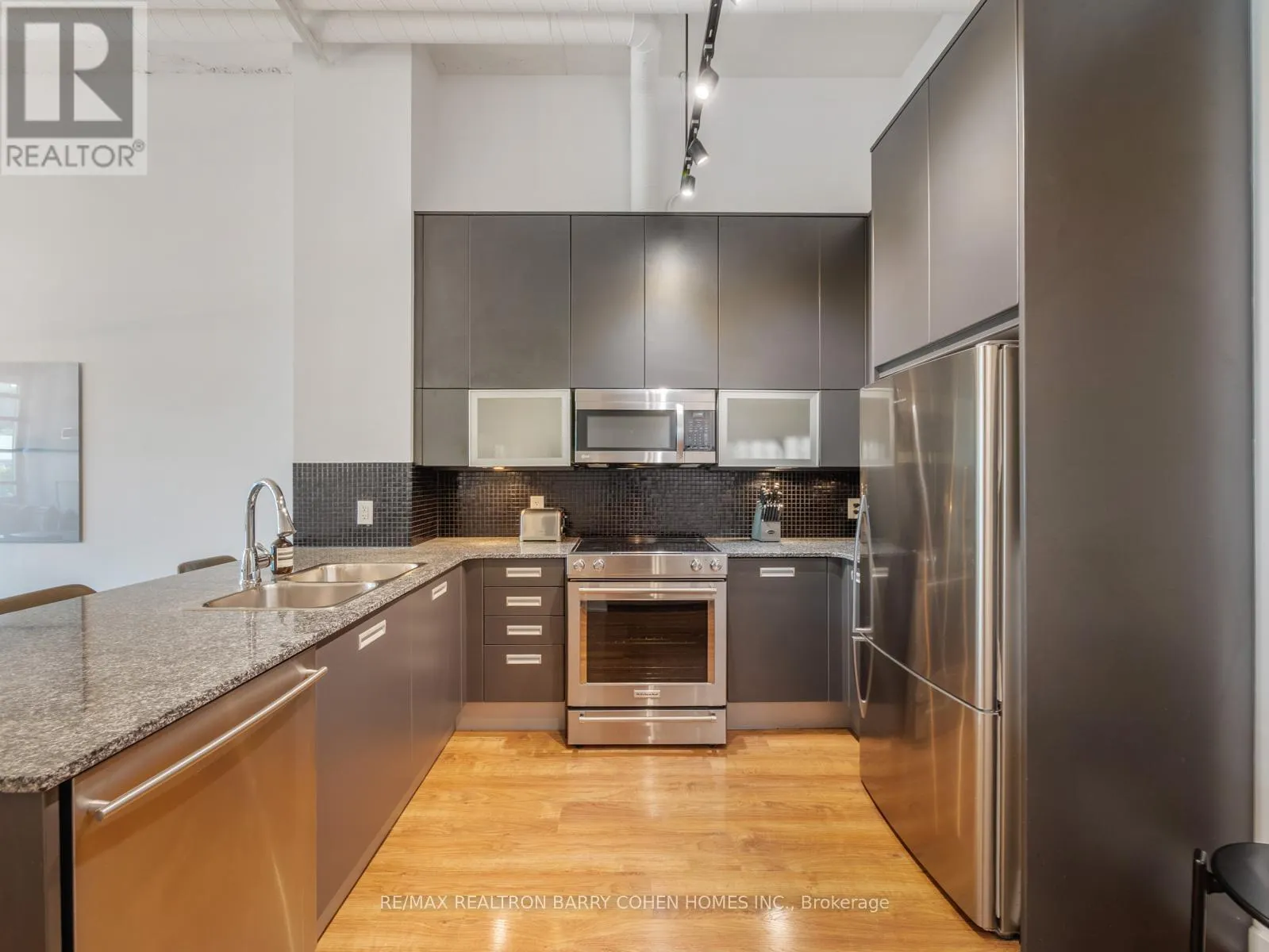 307 - 380 MACPHERSON AVENUE