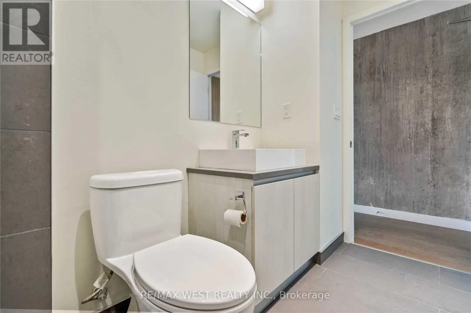 1104 - 111 BATHURST STREET