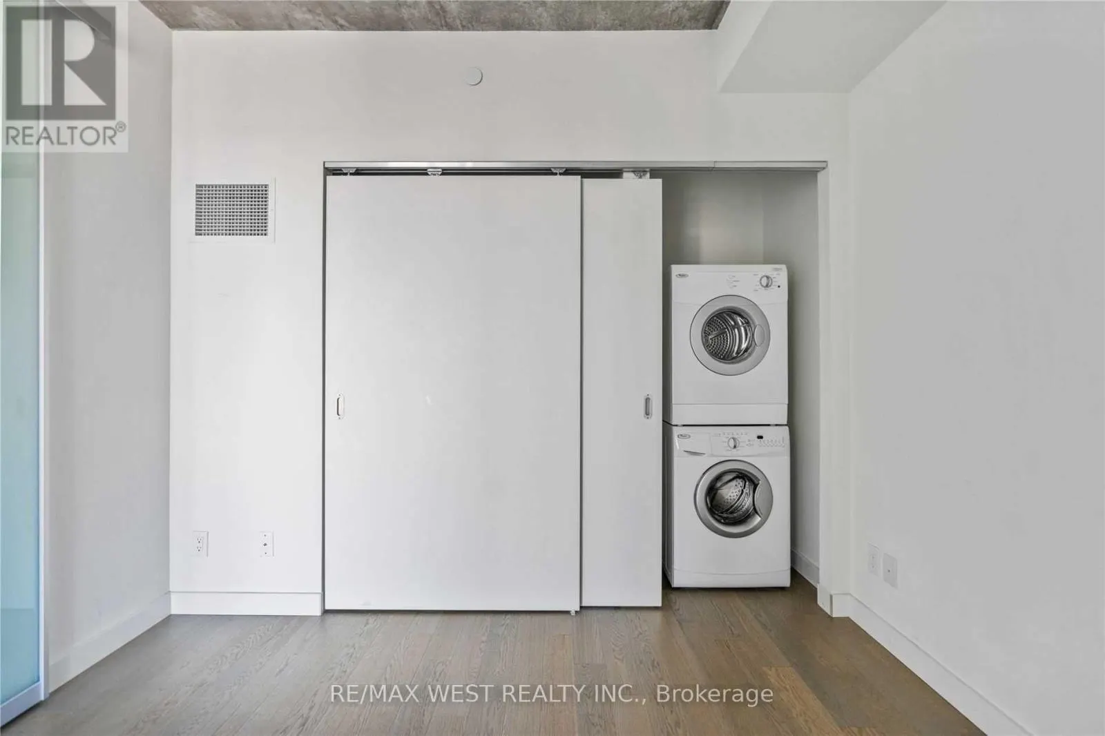 1104 - 111 BATHURST STREET