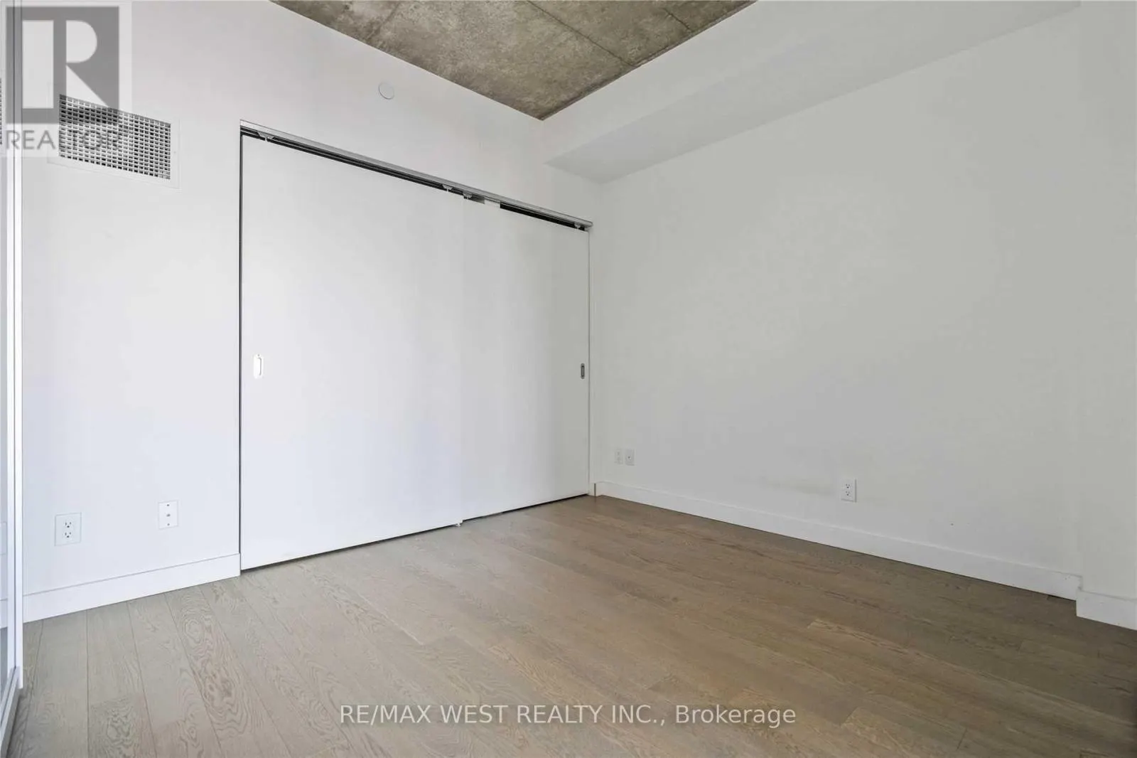 1104 - 111 BATHURST STREET
