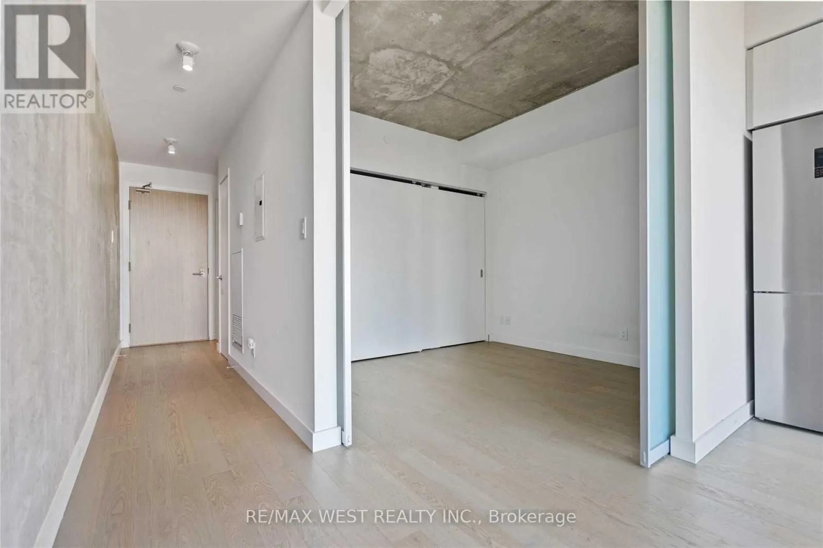 1104 - 111 BATHURST STREET