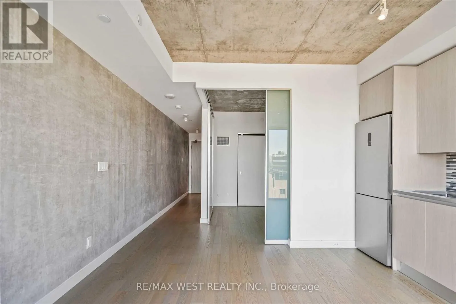 1104 - 111 BATHURST STREET