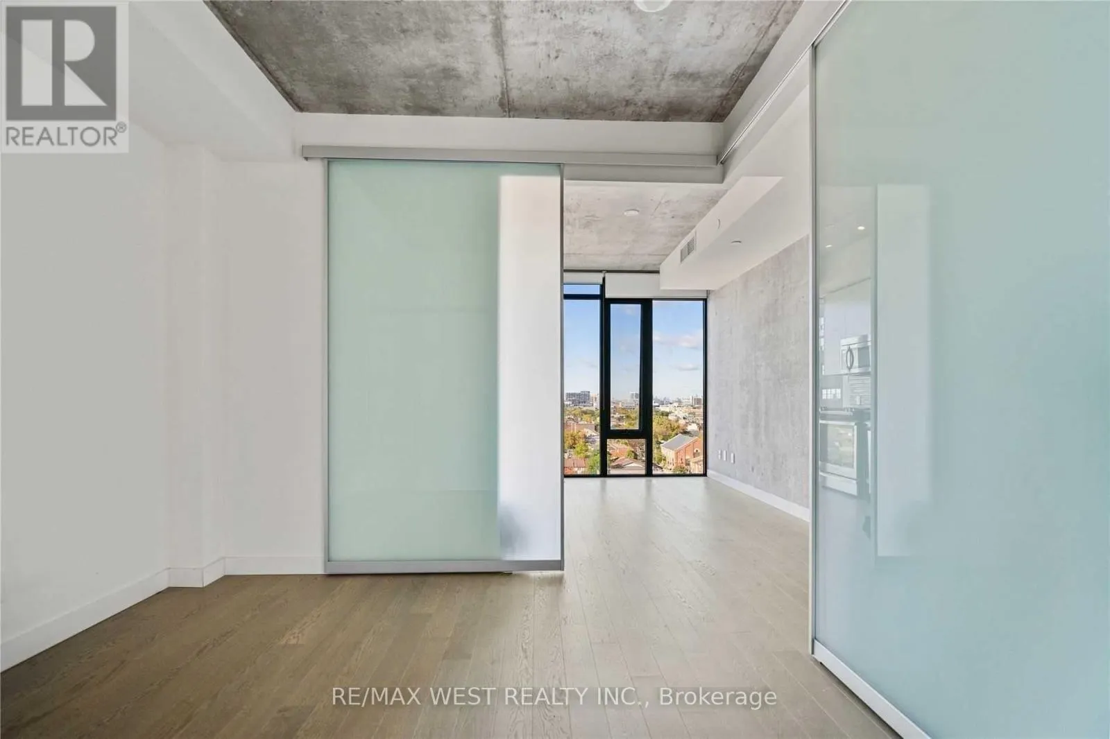 1104 - 111 BATHURST STREET