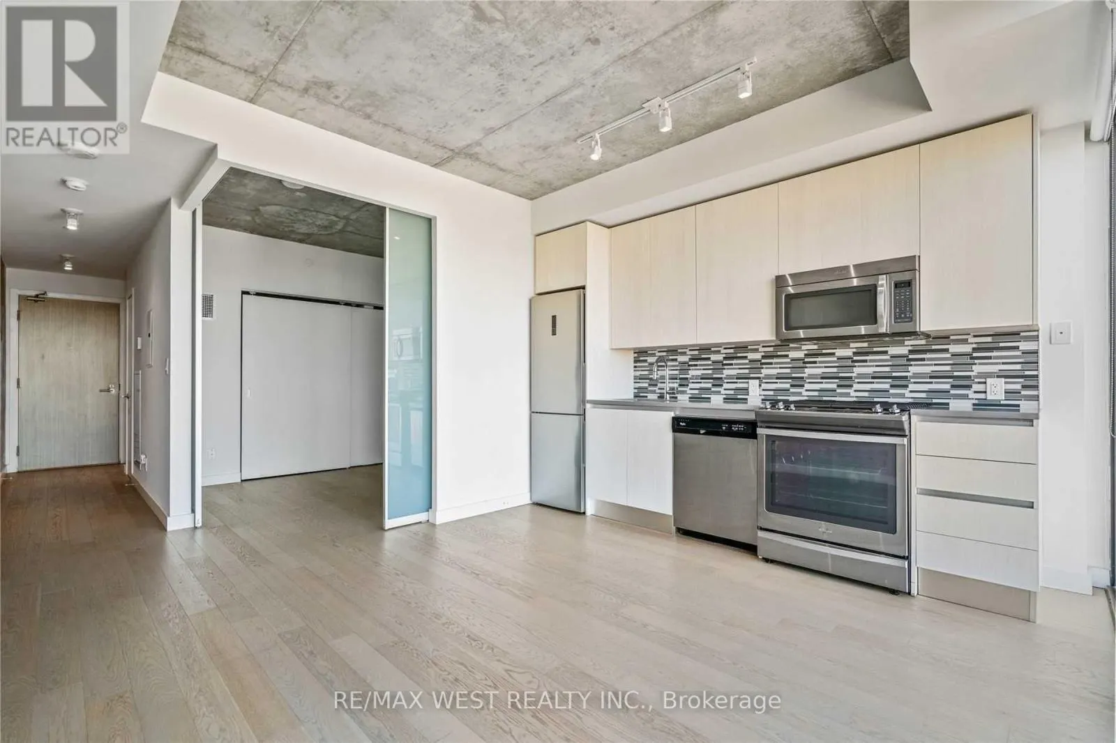 1104 - 111 BATHURST STREET