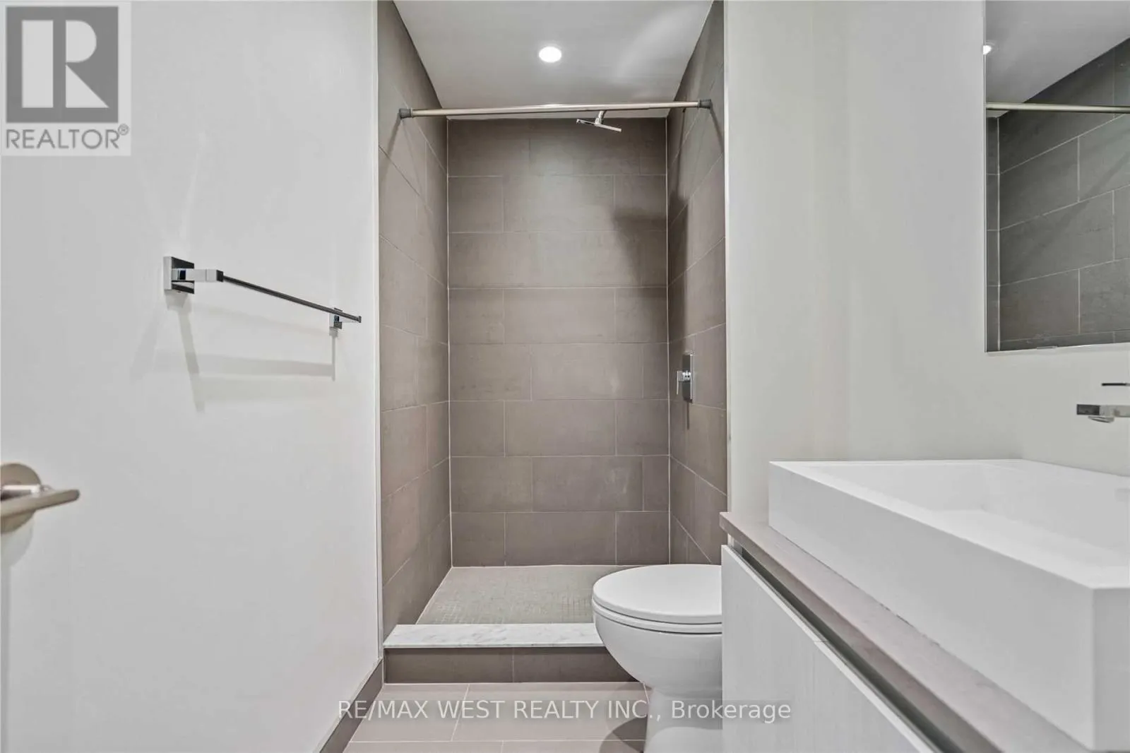 1104 - 111 BATHURST STREET