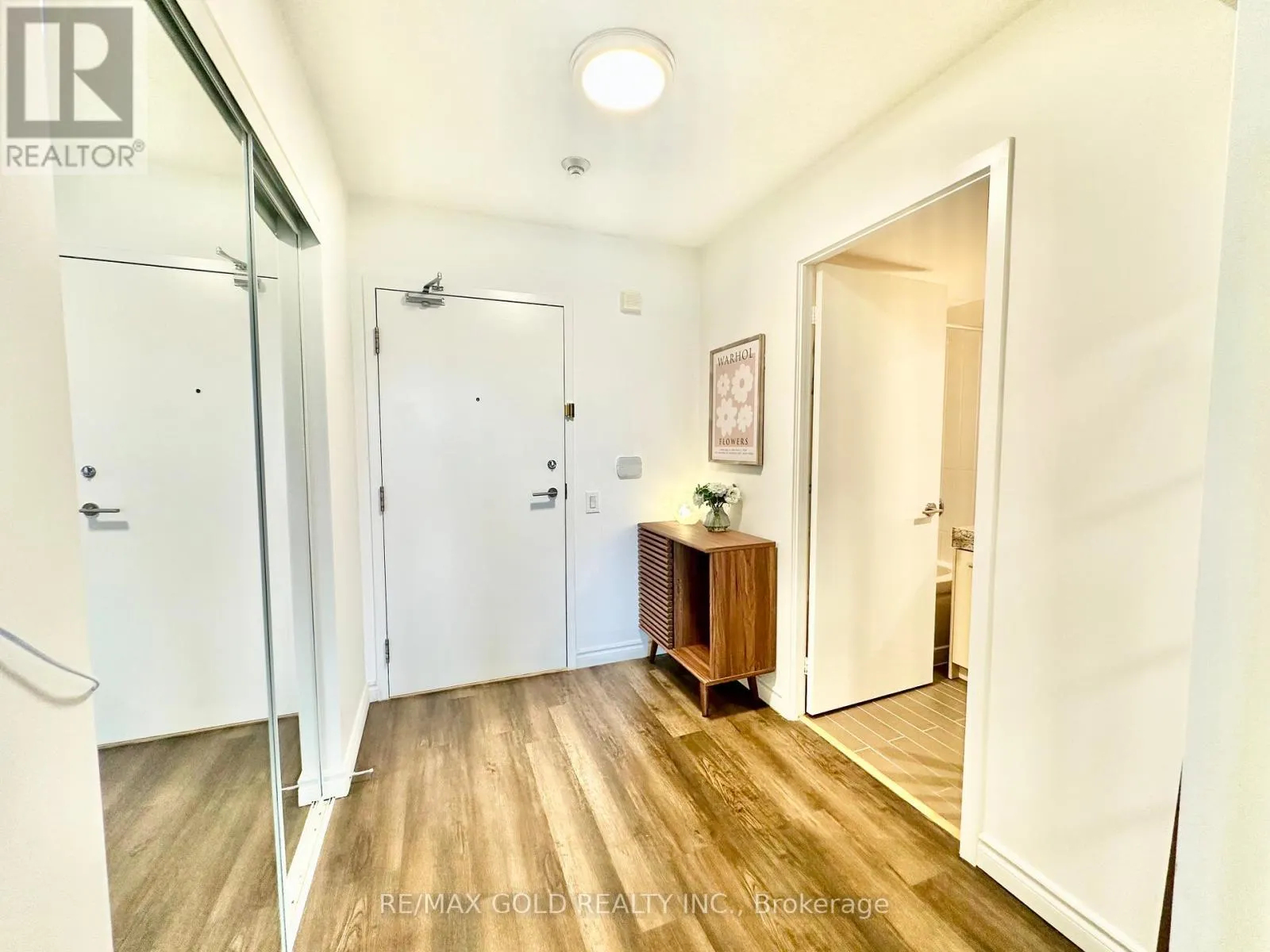 1210 - 29 SINGER COURT