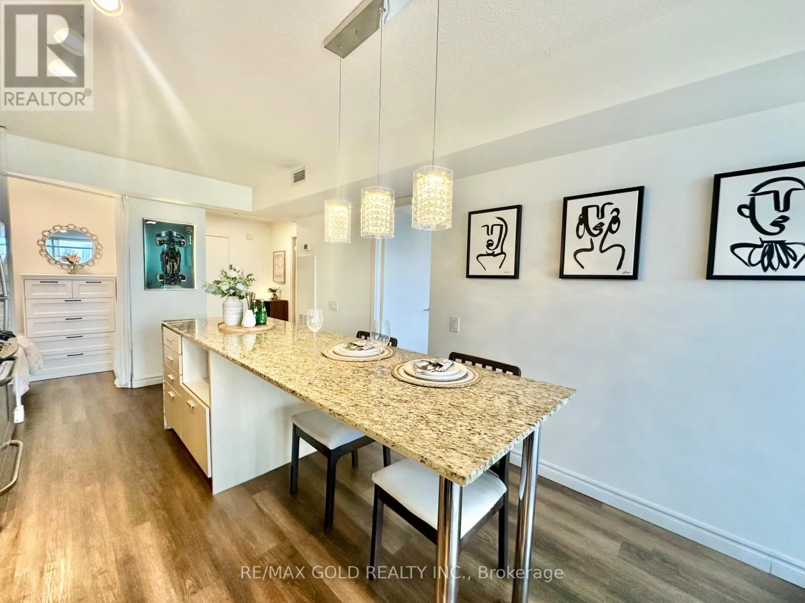 1210 - 29 SINGER COURT