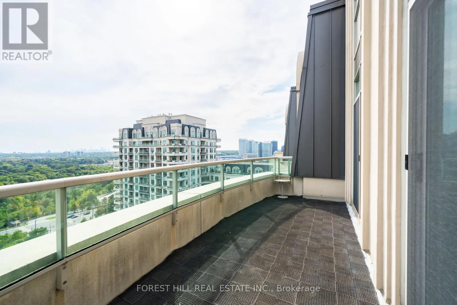 PH1900 - 20 BLOORVIEW PLACE
