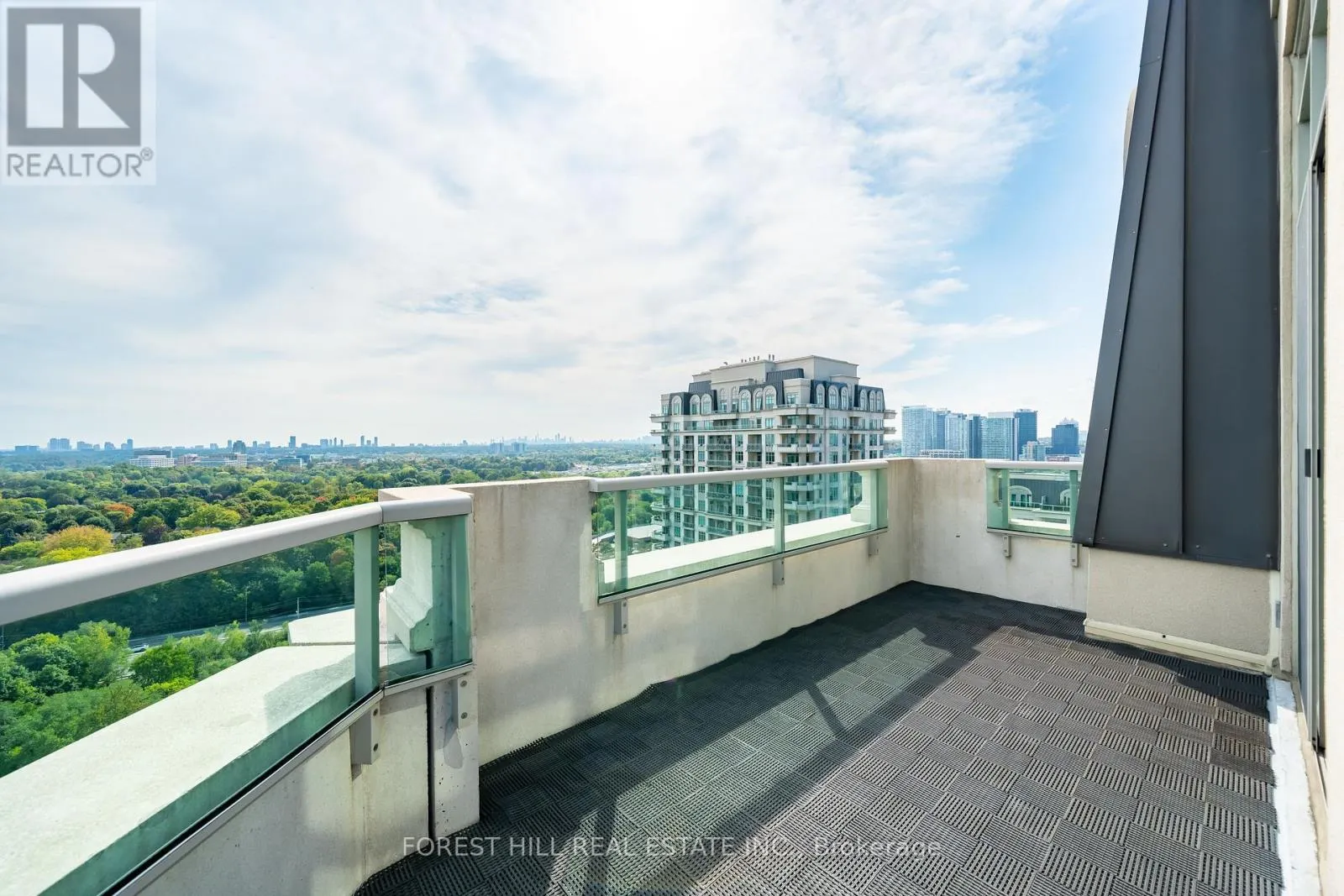 PH1900 - 20 BLOORVIEW PLACE